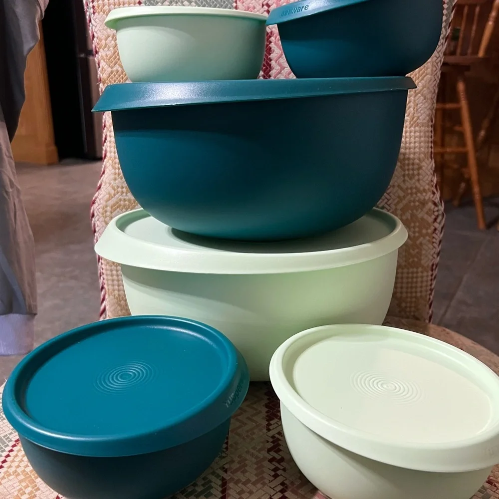 New Tupperware bowls with lids, 12 piece set, 6 bowls and 6 lids.